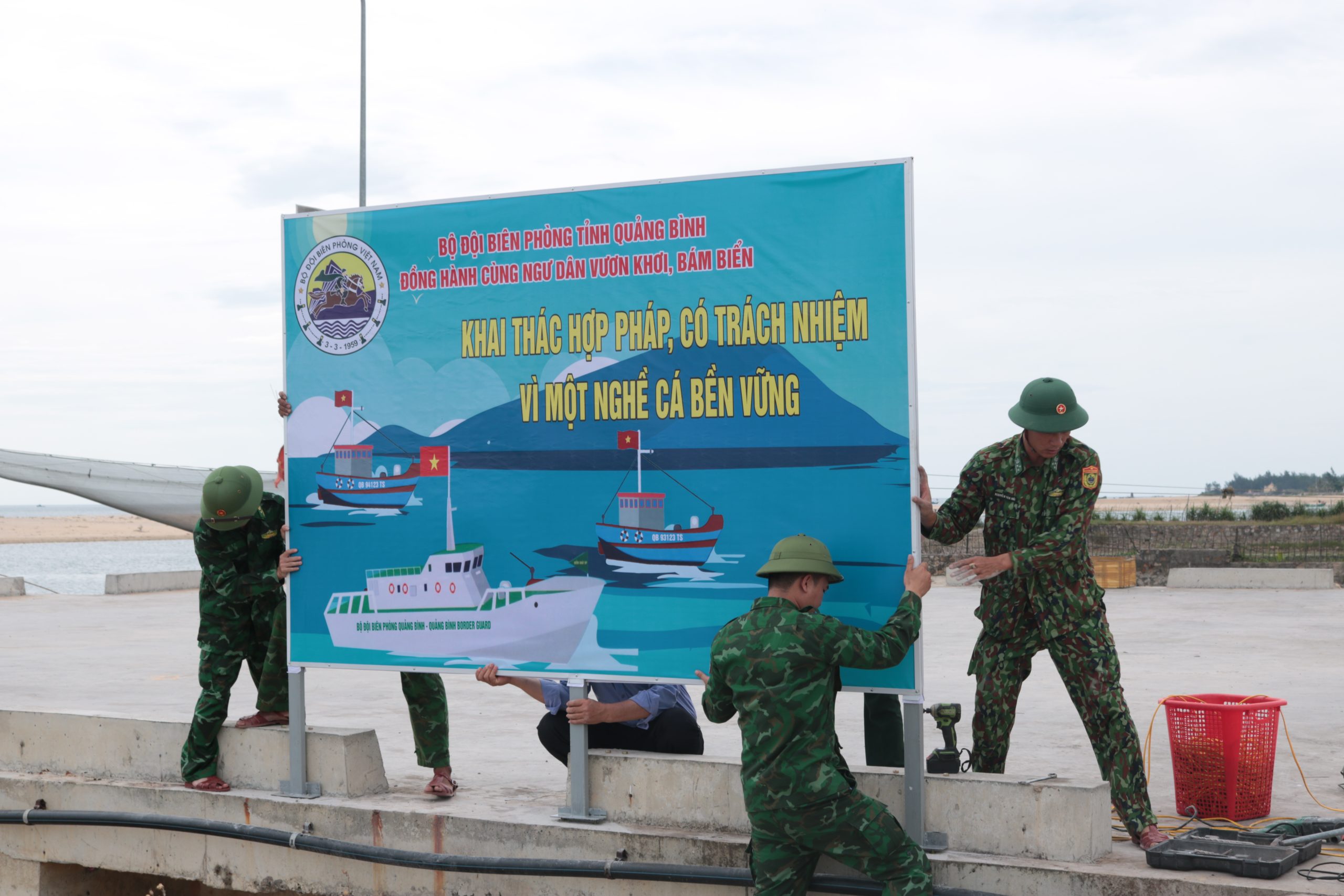 Bộ đội biên phòng tỉnh Quảng Bình dựng pano tuyên truyền IUU.