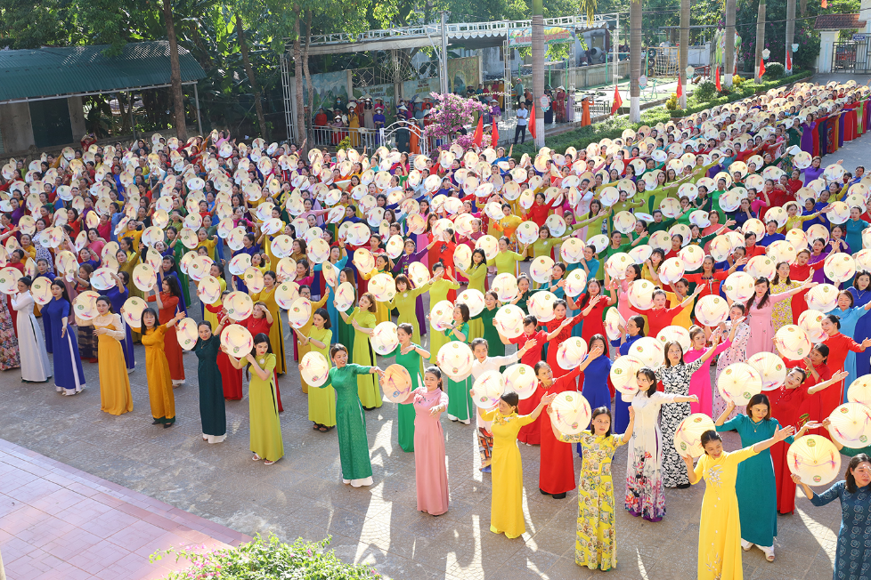 Phụ nữ trình diễn áo dài ở di sản Phong Nha.