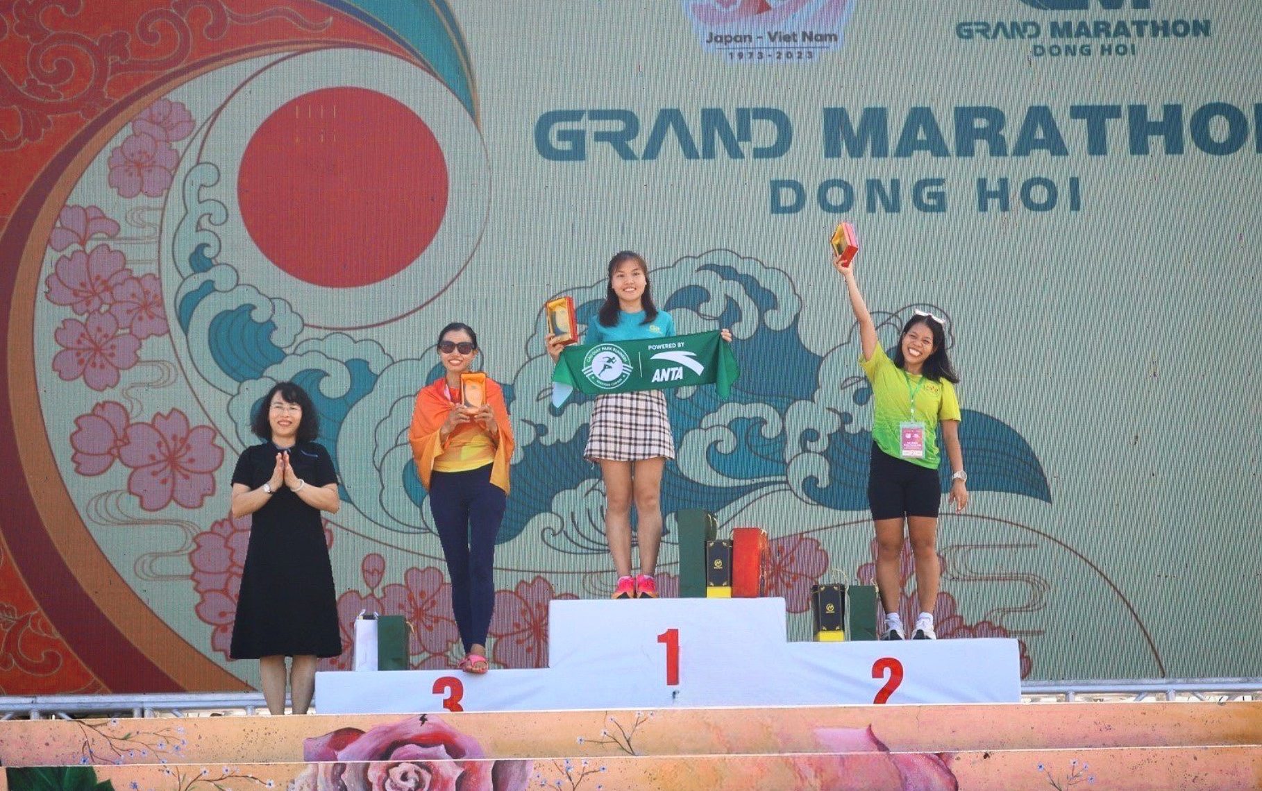 Giám đốc Sở Văn hóa và Thể thao tỉnh Quảng Bình Nguyễn Thị Bích Thủy trao giải cho các vận động viên xuất sắc.
