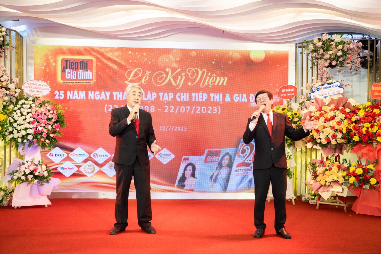 NSND Quang Thọ và NSND Minh Đức biểu diễn tại buổi lễ.