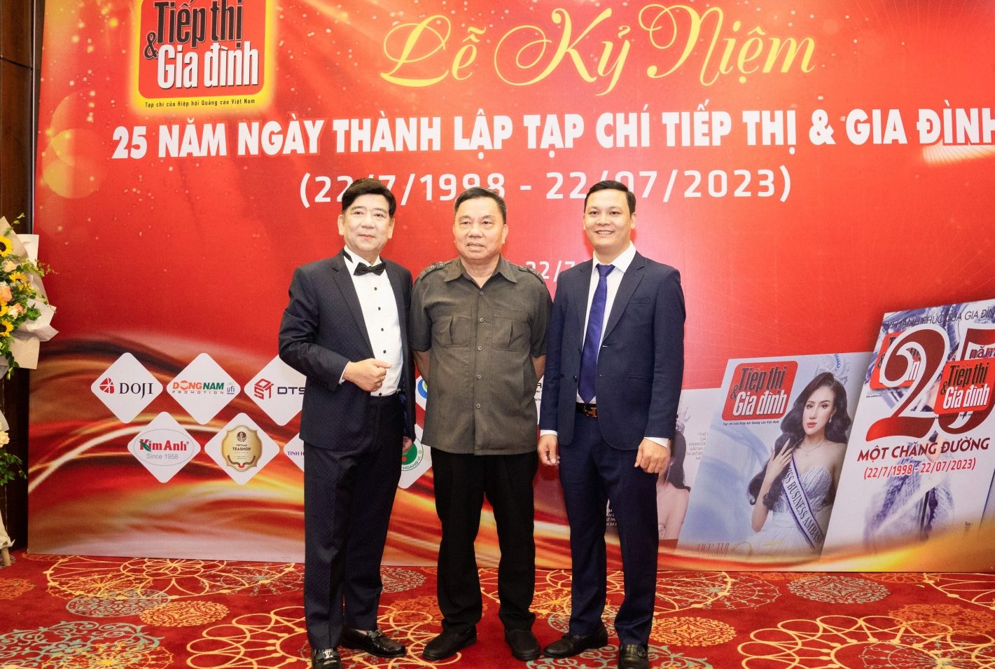 Nguyên Thứ trưởng Bộ VHTT Đỗ Quý Doãn (giữa), Chủ tịch Hiệp hội Quảng cáo Việt Nam Nguyễn Trường Sơn (bìa trái) và TBT Tiếp thị & Gia đình.