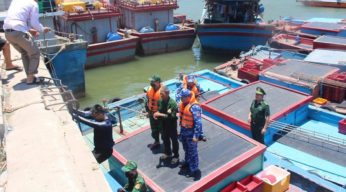 Lực lượng chức năng bắt giữ đối tượng Thoại về hành vi tàng trữ trái phép ma túy. 