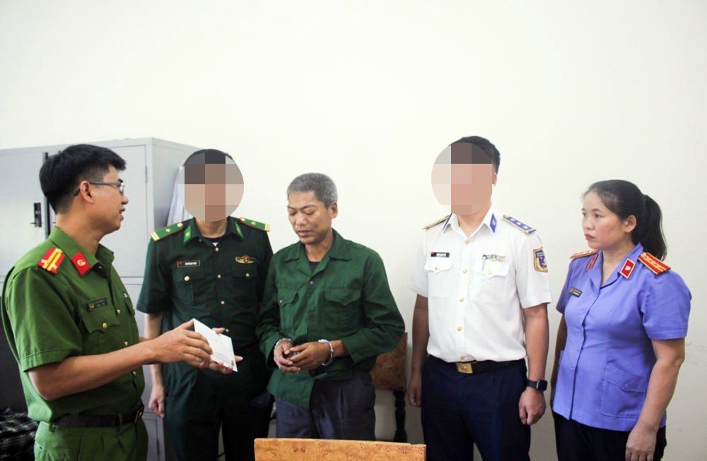 Đối tượng Lo Văn Thoại (ở giữa) tại cơ quan điều tra.