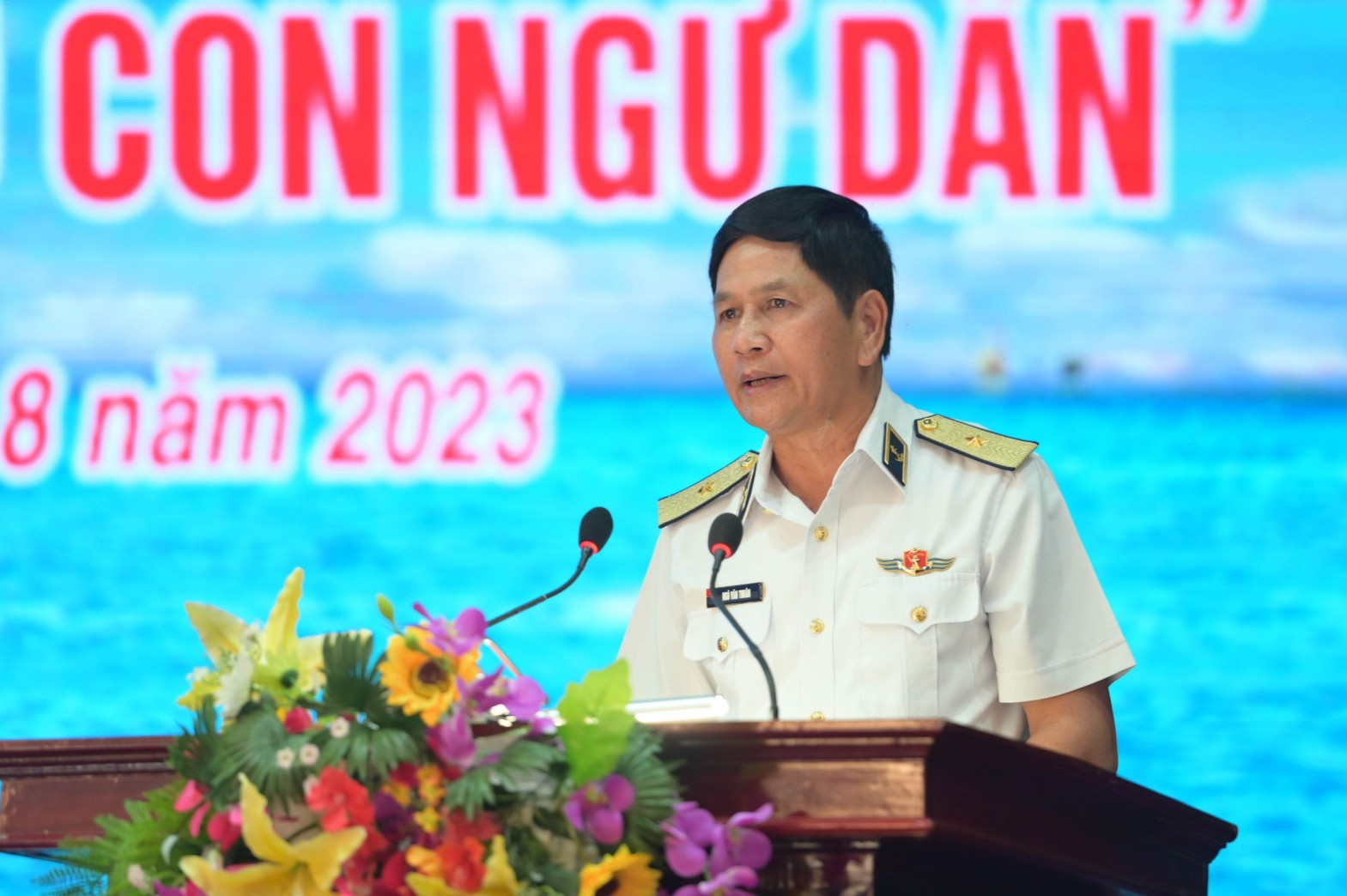Chuẩn Đô đốc Ngô Văn Thuân - Chính ủy Vùng 4 Hải quân phát biểu chỉ đạo trong buổi lễ.