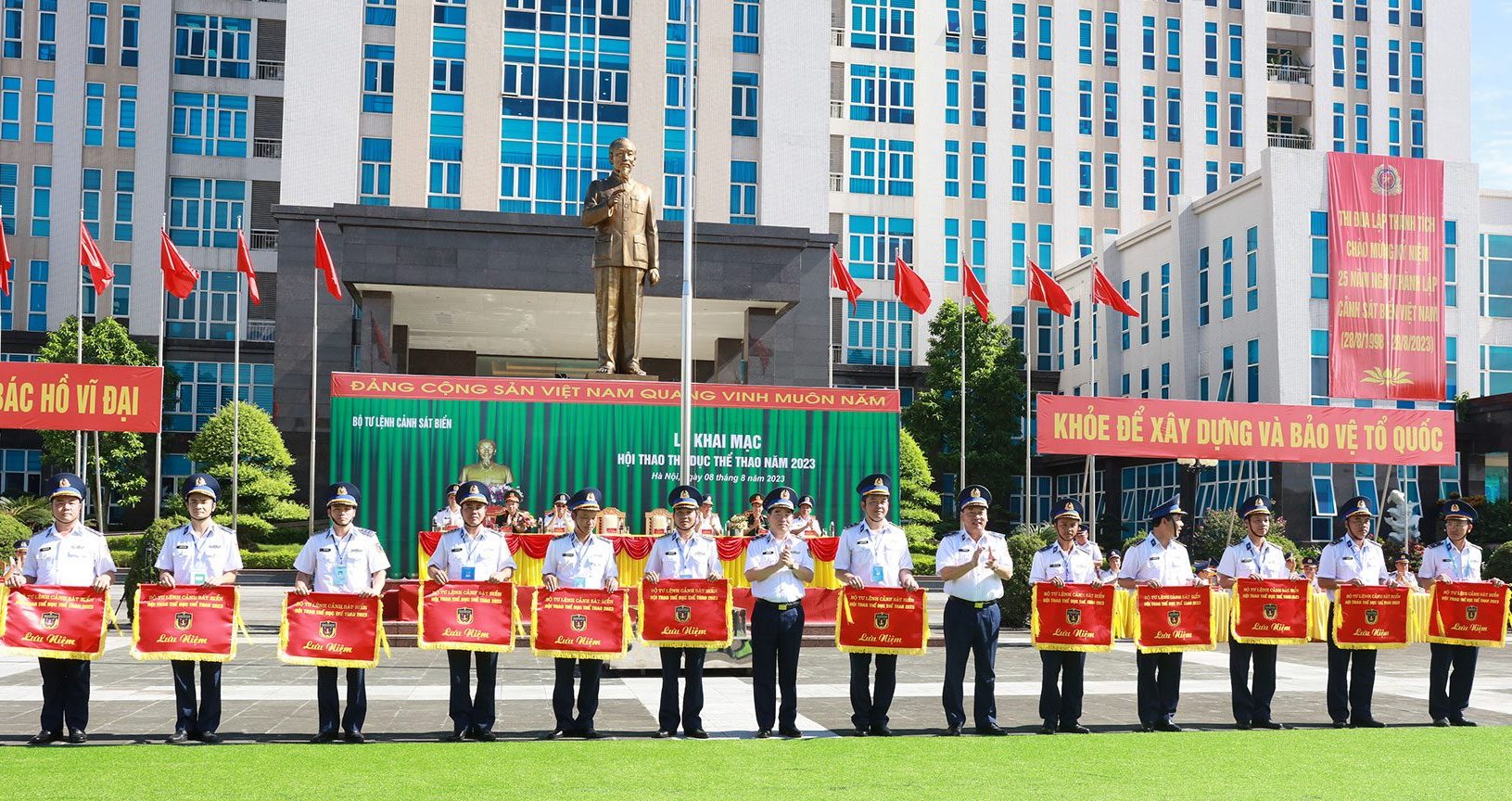 Thiếu tướng Lê Quang Đạo trao cờ lưu niệm cho đại diện các đoàn tham gia thi đấu.