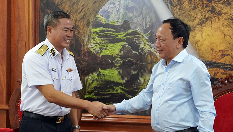 Ông Trần Hải Châu, Phó Bí thư Thường trực Tỉnh ủy, Chủ tịch HĐND tỉnh đã tiếp xã giao đoàn công tác Vùng 3 Hải quân.