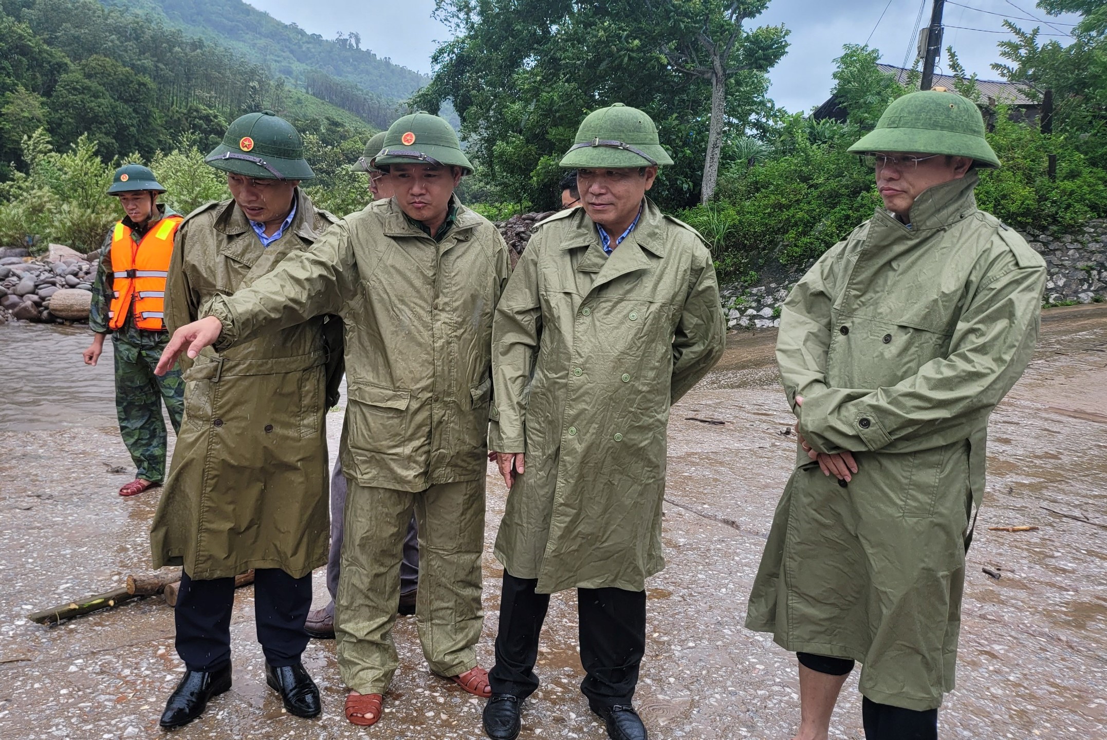 Phó chủ tịch Thường trực UBND tỉnh Quảng Bình Đoàn Ngọc Lâm chỉ đạo khắc phục hậu quả do mưa lũ gây ra.