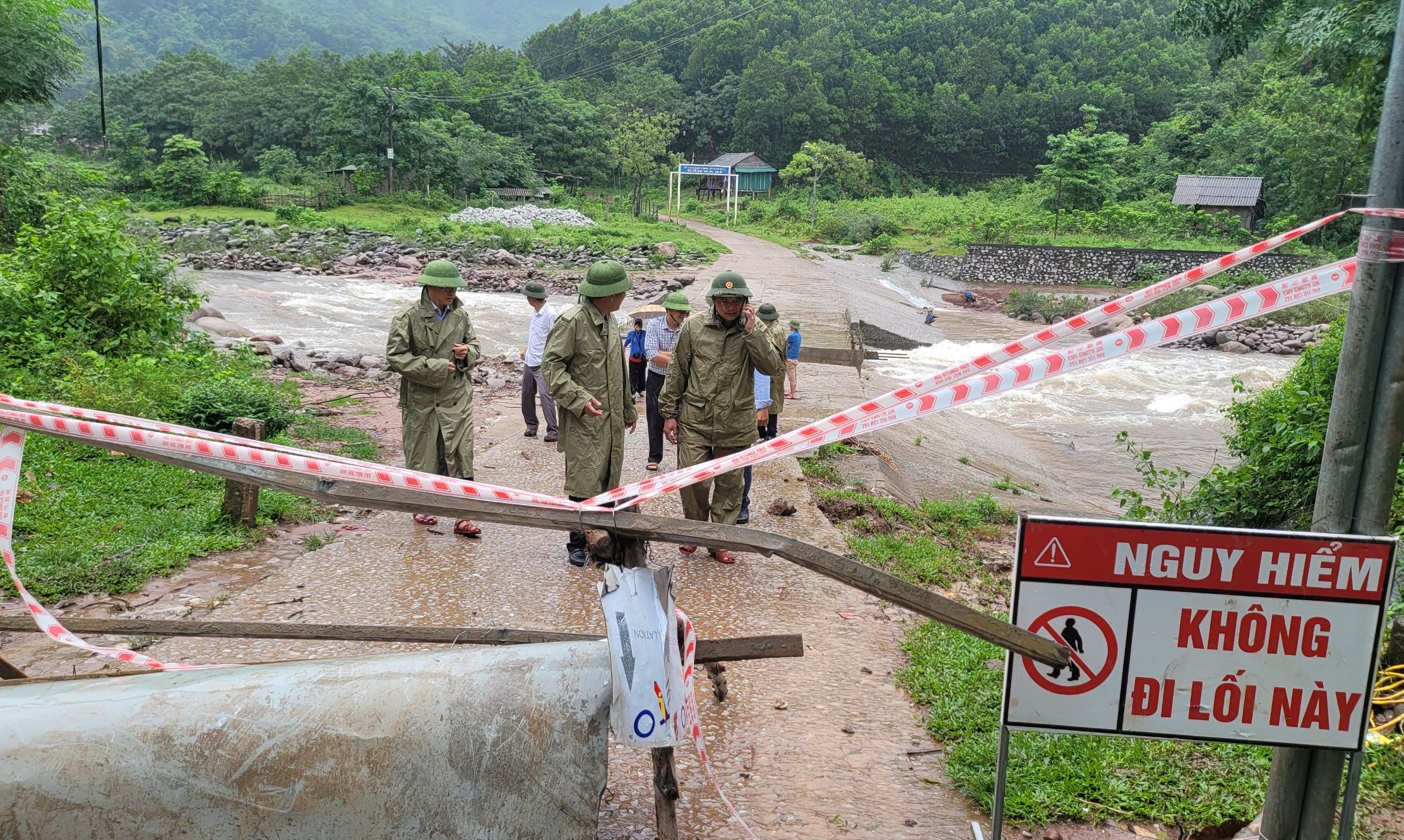 Lãnh đạo tỉnh Quảng Bình kiểm tra tình hình mưa lũ tại huyện Minh Hóa.