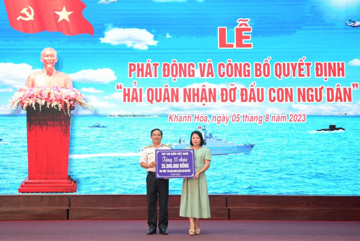 Tổng Biên tập Tạp chí Biển Việt Nam, bà Hoàng Thị Huệ trao quà cho các cháu trong diện được nhận đỡ đầu.