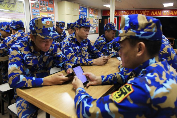 Quang cảnh cơ quan Chính trị tham gia cuộc thi trước giờ giao ban sáng 23-11.