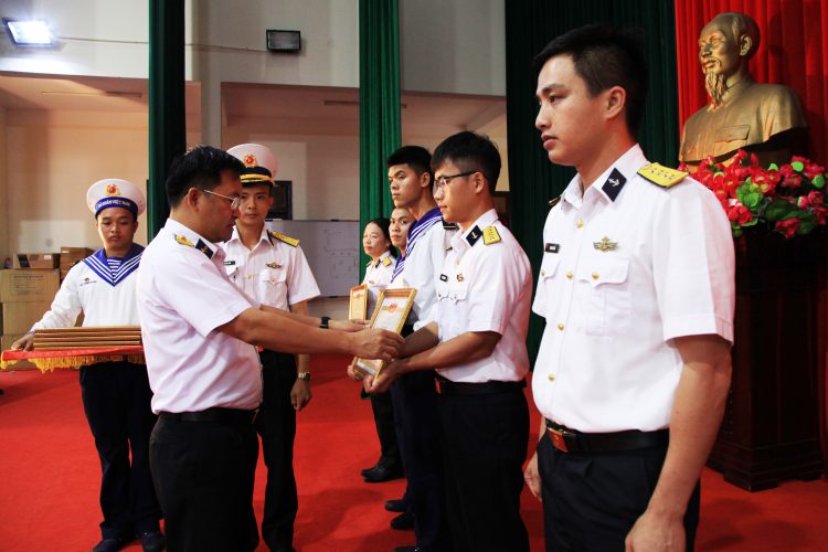 Thượng tá Mai Văn Doanh, Bí thư Đảng ủy, Chính ủy Lữ đoàn trao giấy khen các tổ chức quần chúng; cán bộ đoàn, hội viên phụ nữ hoàn thành xuất sắc nhiệm vụ năm 2023.