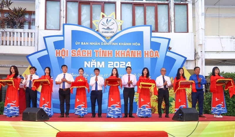 Các đại biểu cắt băng khai mạc Ngày sách và Văn hóa đọc Việt Nam tỉnh Khánh Hoà năm 2024