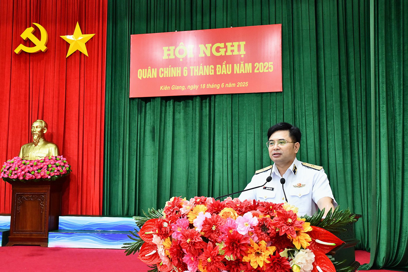 1. Chuẩn Đô đốc Trịnh Xuân Tùng chủ trì hội nghị