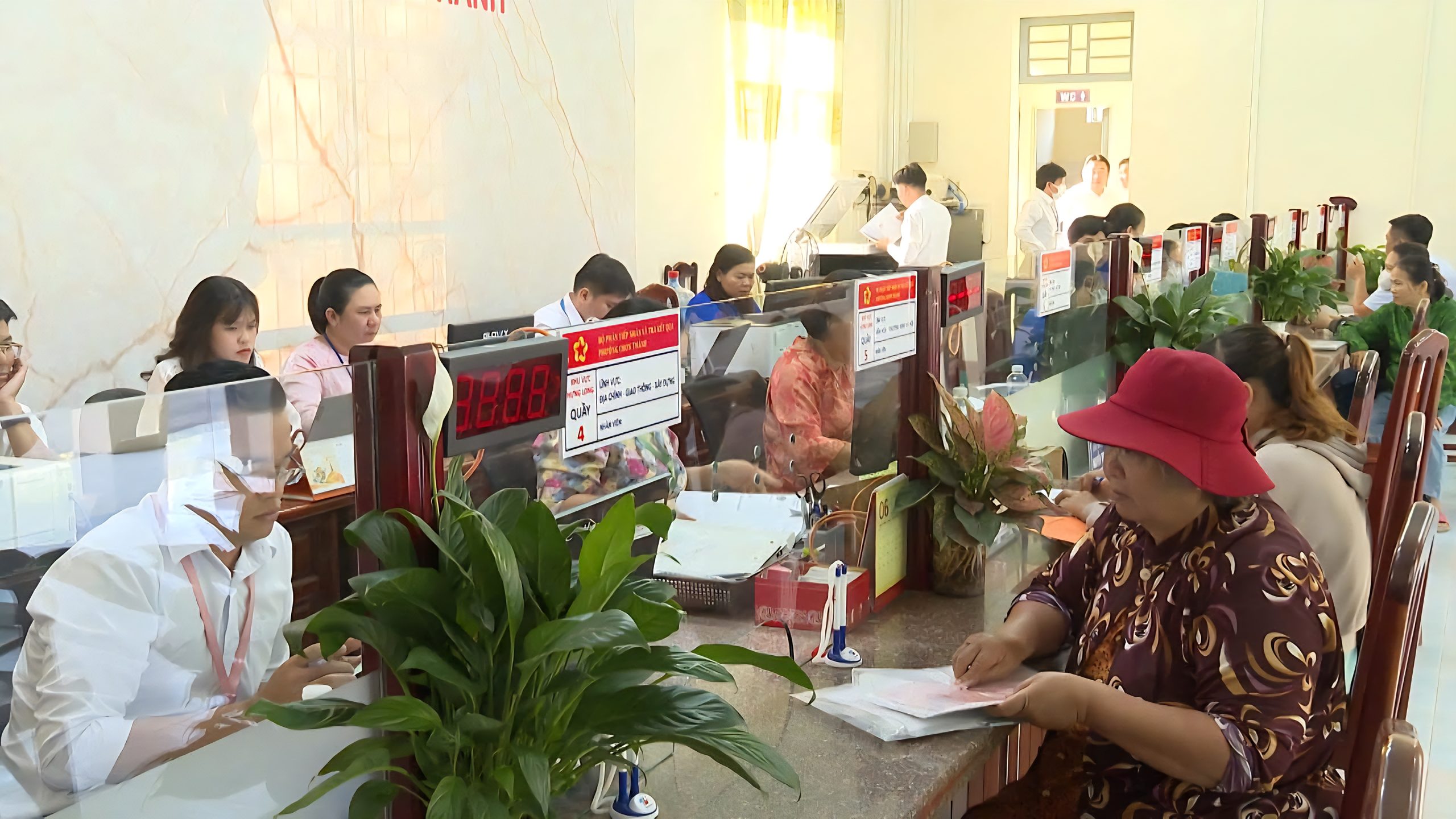 Người dân đến Trung tâm phục vụ hành chính công phường Chơn Thành để liên hệ, làm các thủ tục hành chính