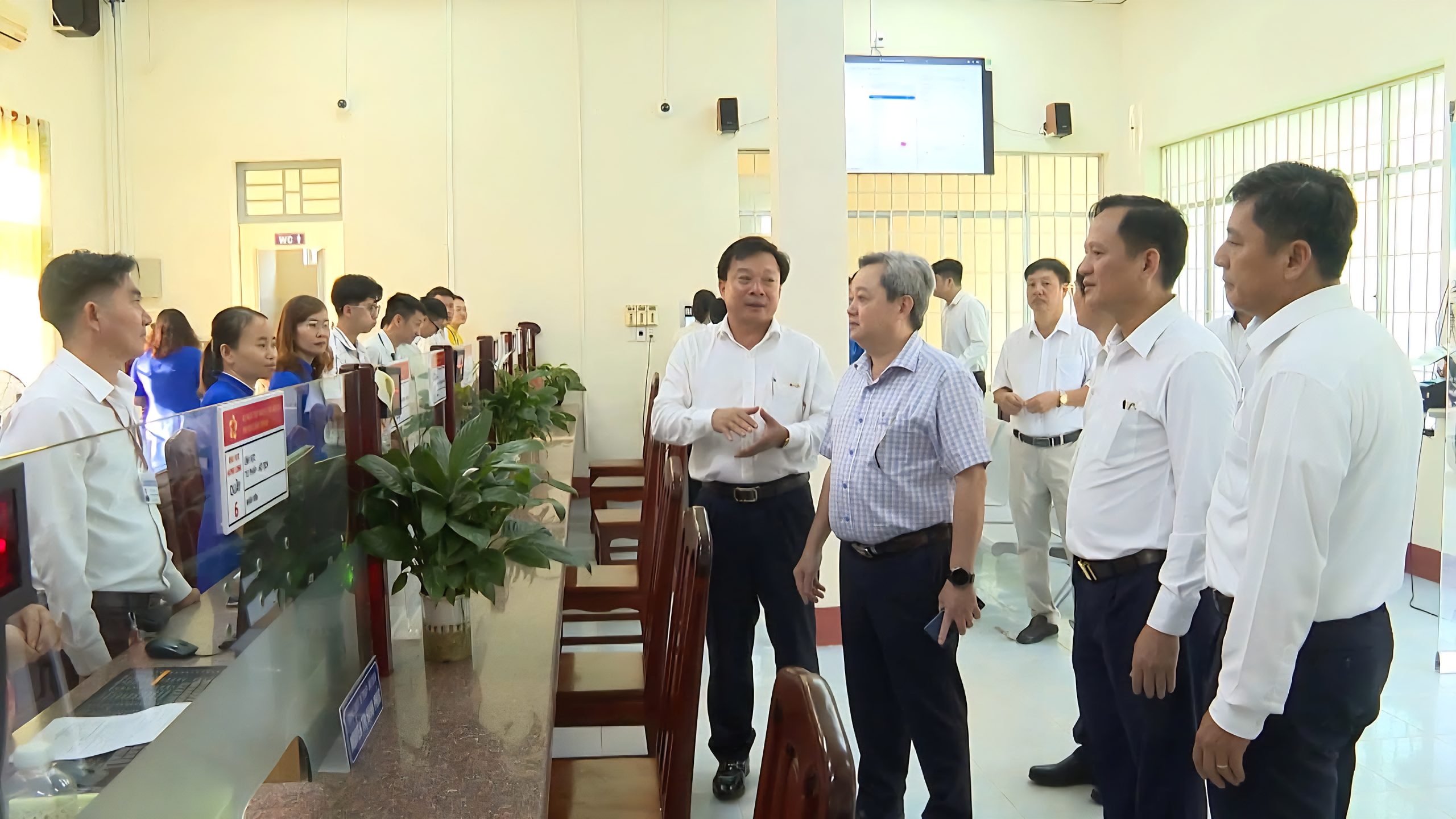 Các đại biểu thăm quan Trung tâm phục vụ hành chính công phường Chơn Thành
