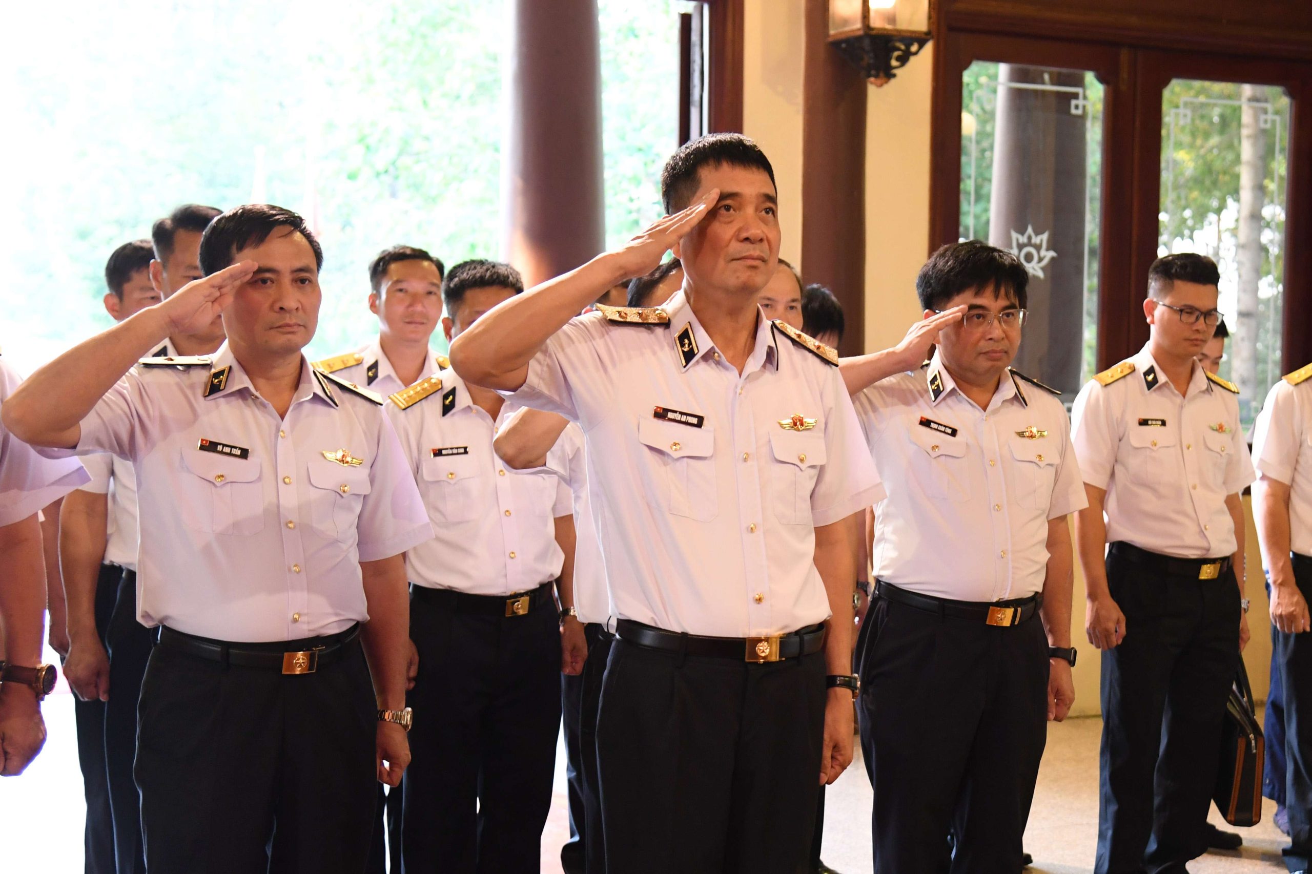 Phó Đô đốc Nguyễn An Phong dâng hương tưởng niệm Chủ tịch Tôn Đức Thắng tại An Giang