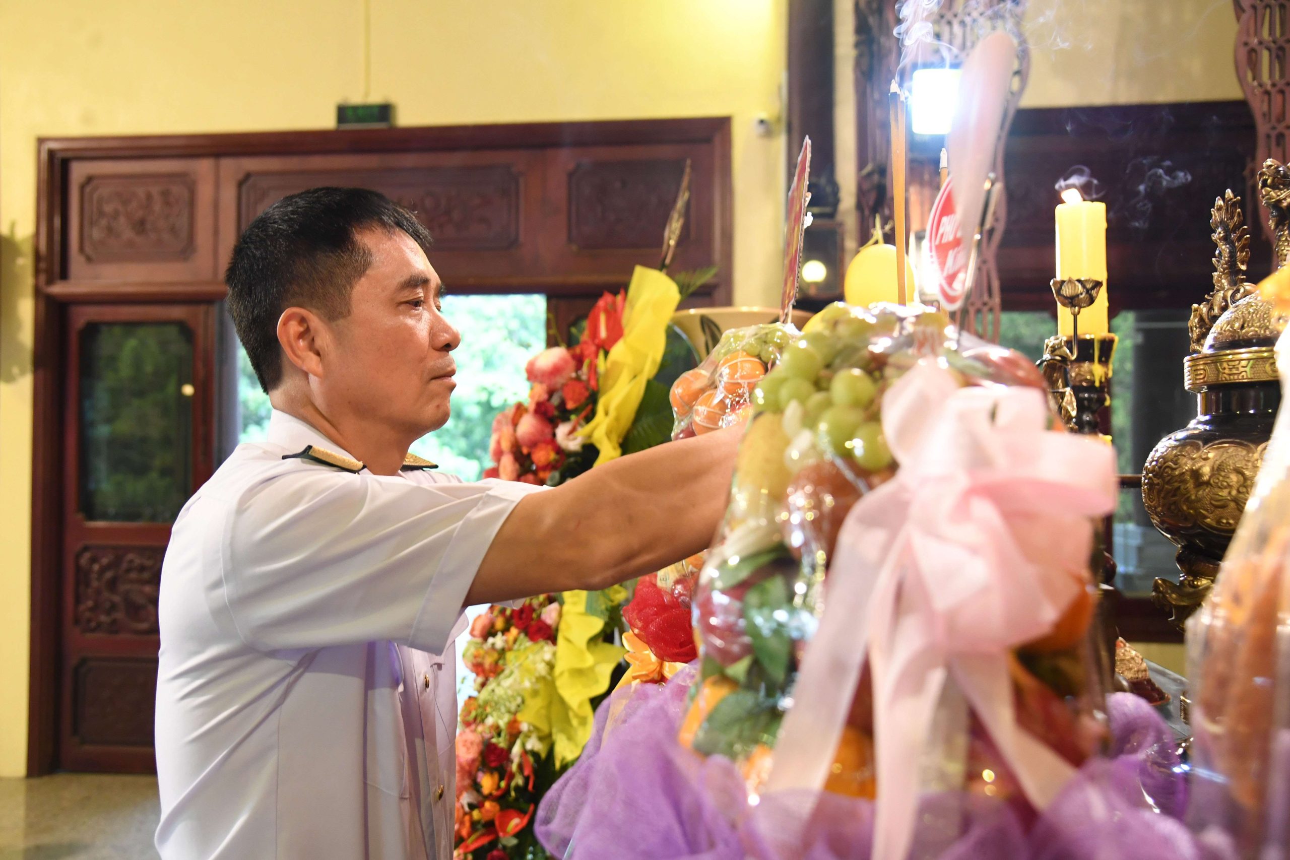 Phó Đô đốc Nguyễn An Phong dâng hương tưởng niệm Chủ tịch Tôn Đức Thắng tại An Giang