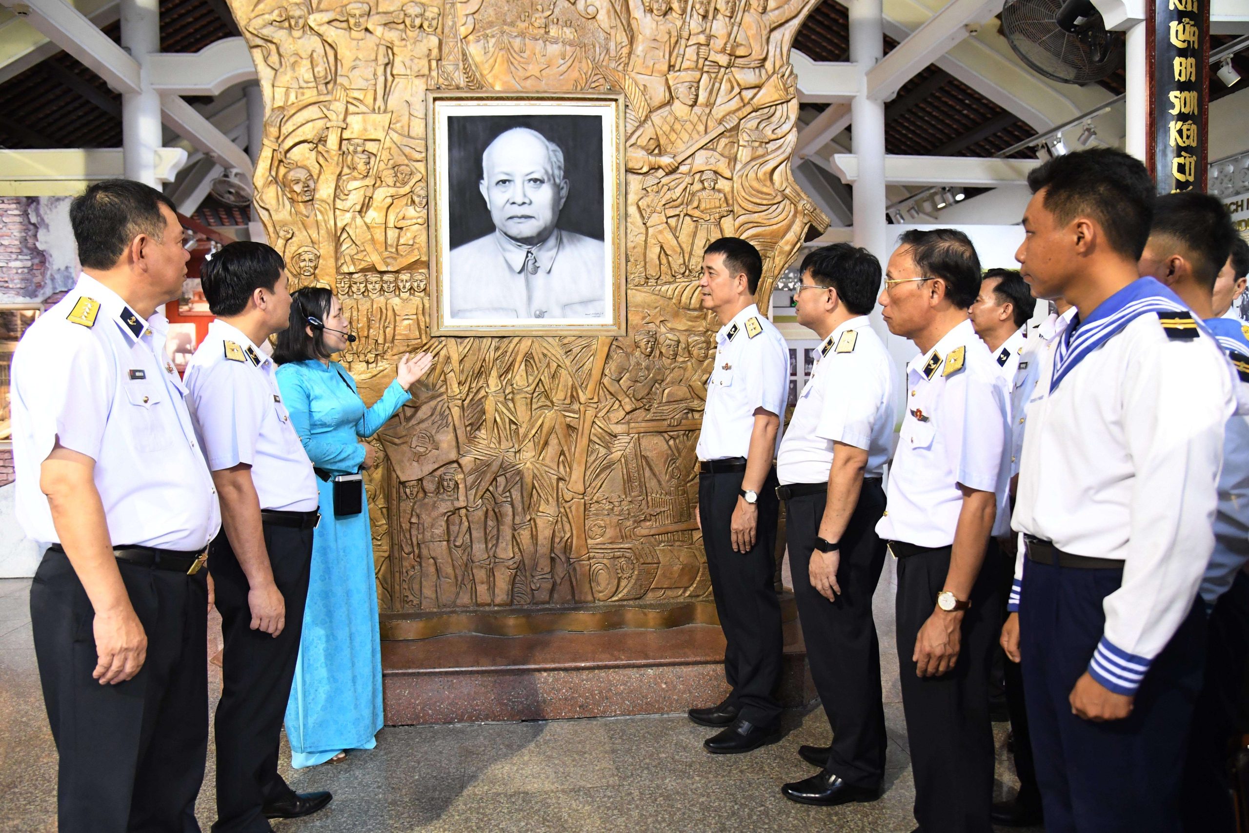 Phó Đô đốc Nguyễn An Phong dâng hương tưởng niệm Chủ tịch Tôn Đức Thắng tại An Giang