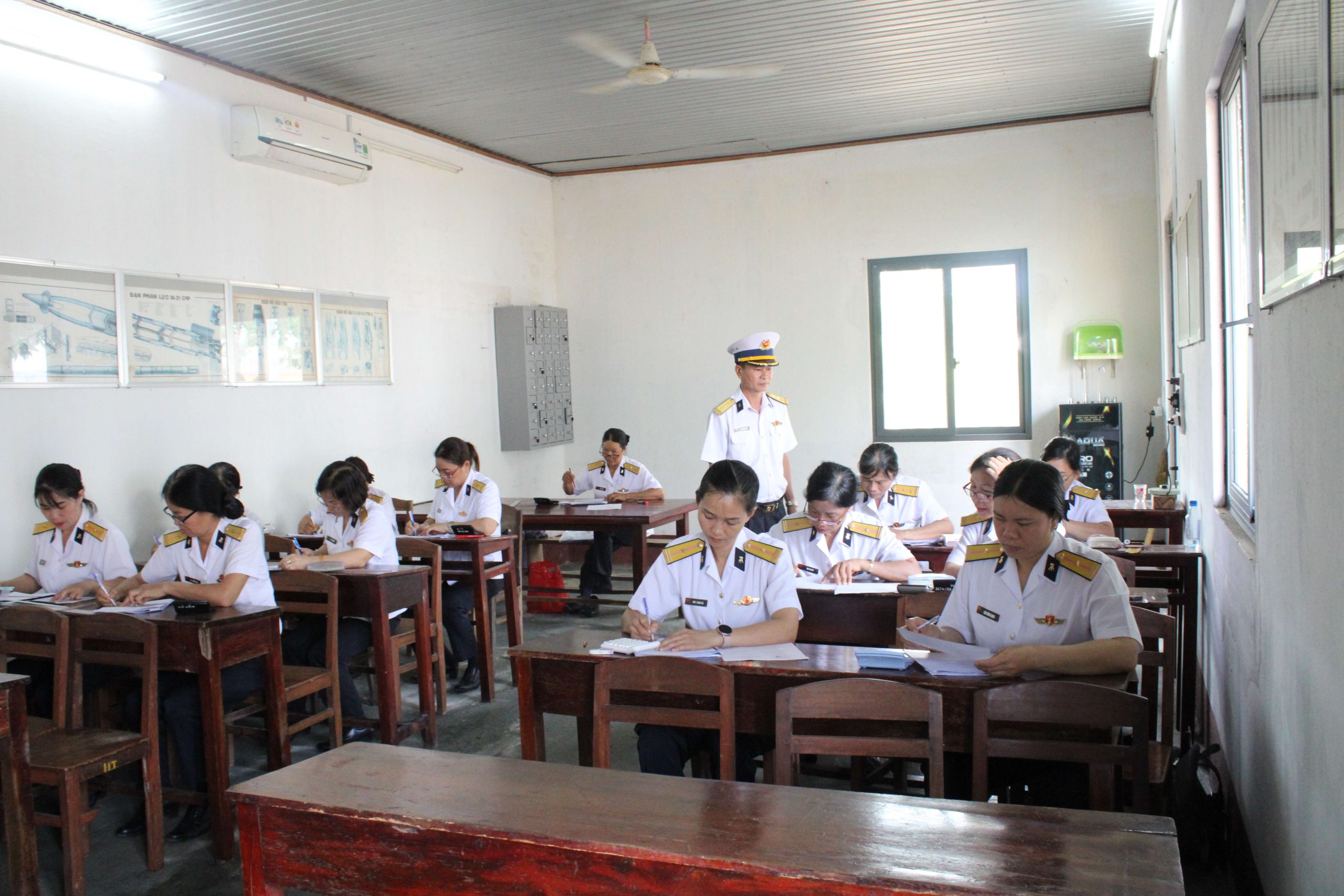 Trung tâm Bảo đảm kỹ thuật Vùng 2 Hải quân lựa chọn trợ lý, thủ kho quân khí giỏi năm 2026