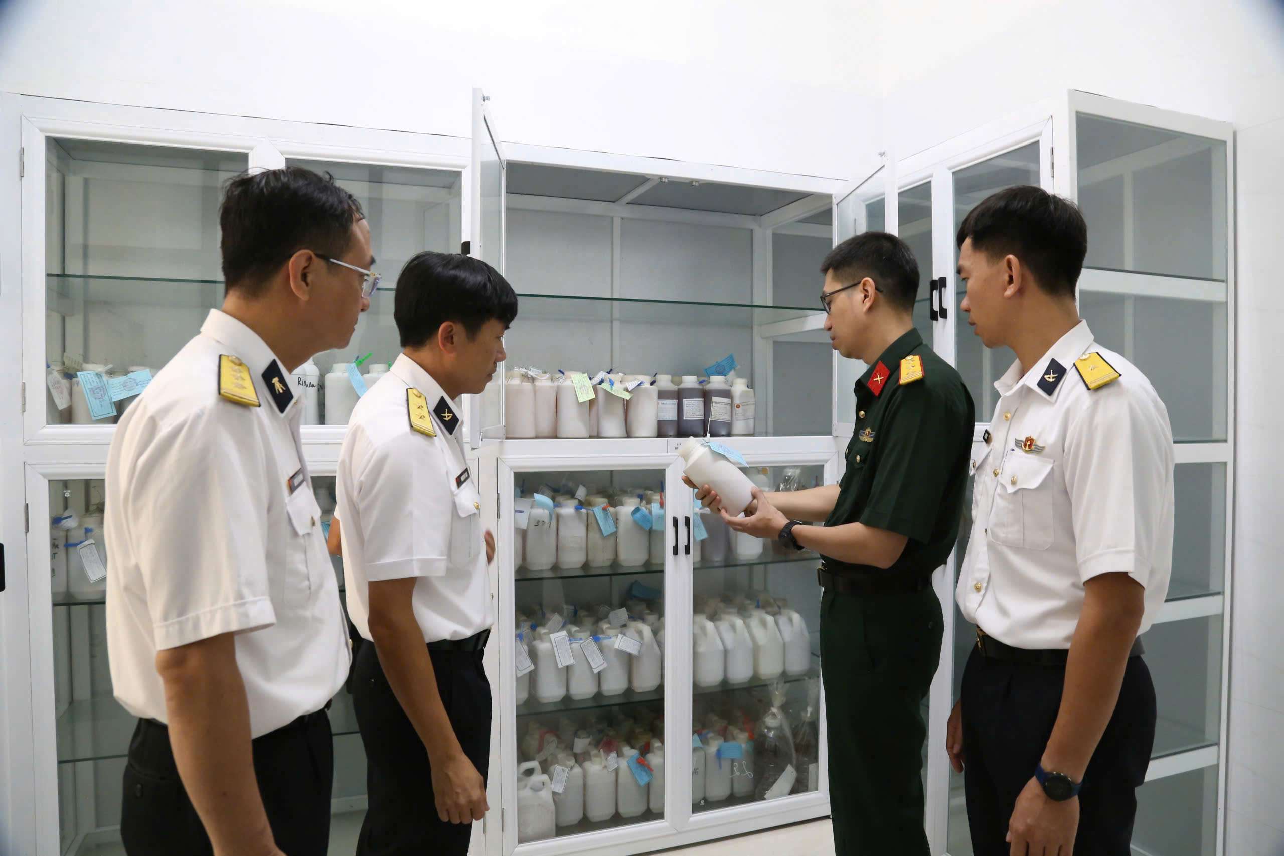 Vùng 4 Hải quân đánh giá năng lực cơ sở đo lường – chất lượng tại Kho 712