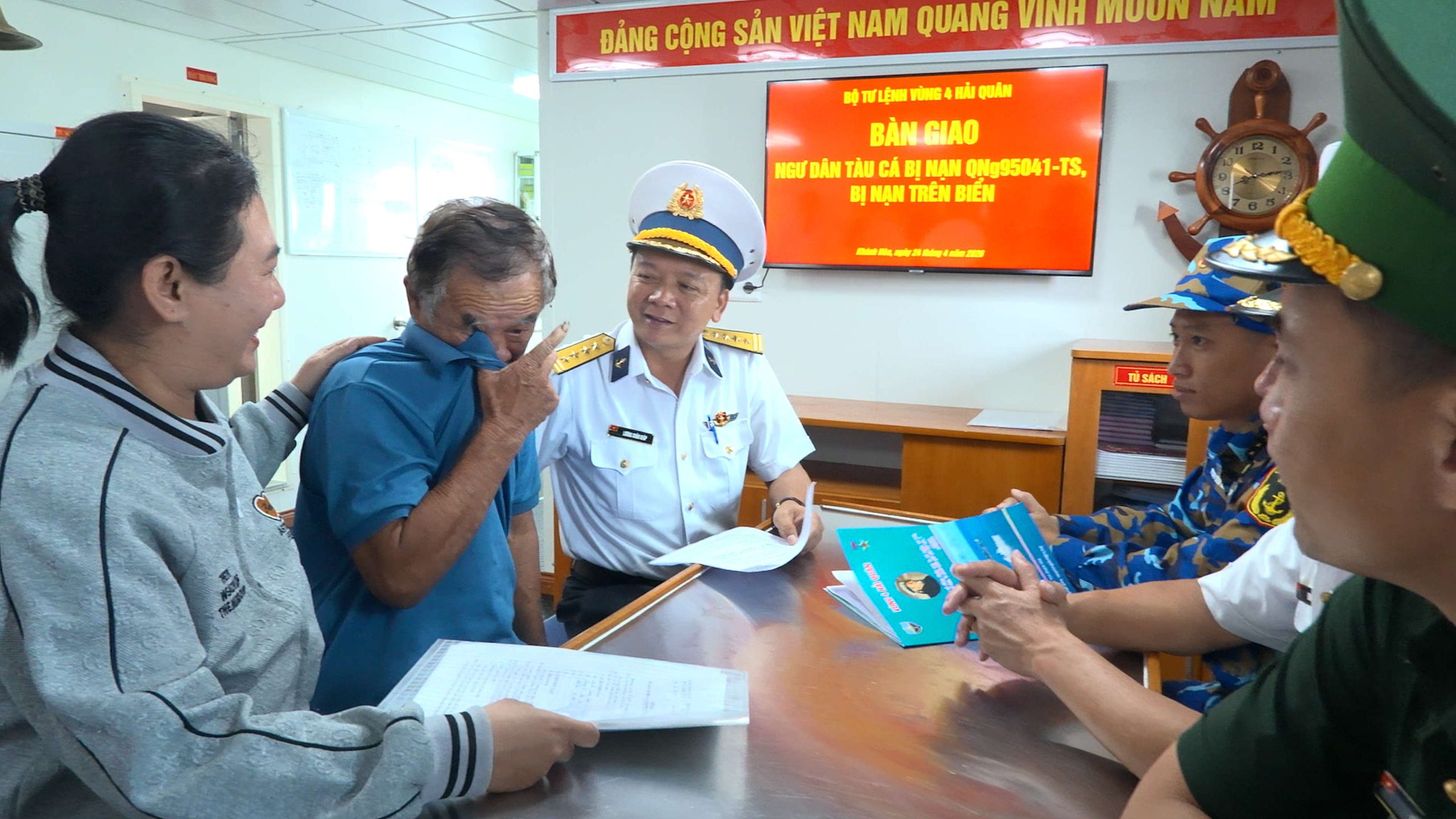 Vùng 4 Hải quân bàn giao ngư dân được cứu chữa tại đảo Song Tử Tây cho gia đình