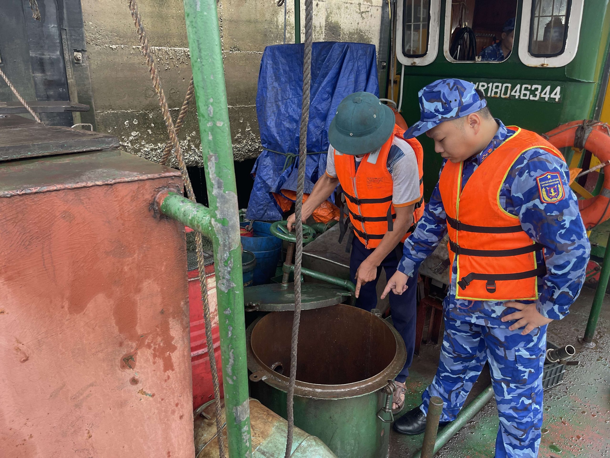 Cảnh sát biển Việt Nam bắt giữ tàu vận chuyển trái phép dầu DO trên vùng biển giáp ranh Hải Phòng – Quảng Ninh