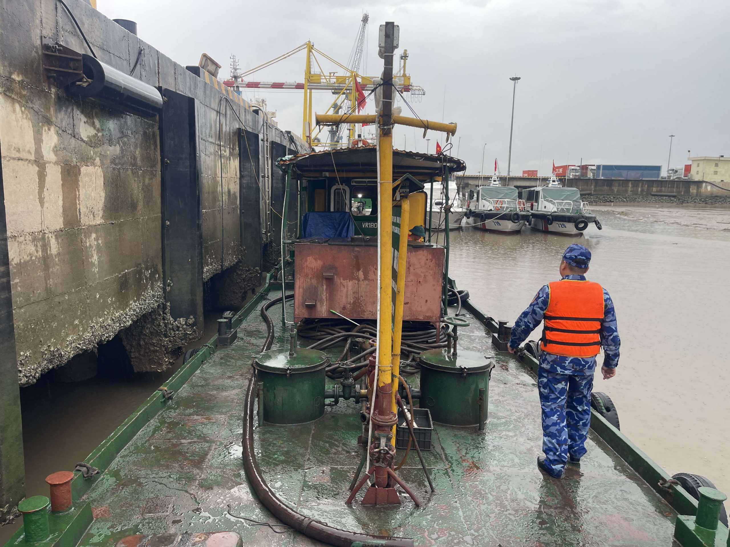 Cảnh sát biển Việt Nam bắt giữ tàu vận chuyển trái phép dầu DO trên vùng biển giáp ranh Hải Phòng – Quảng Ninh