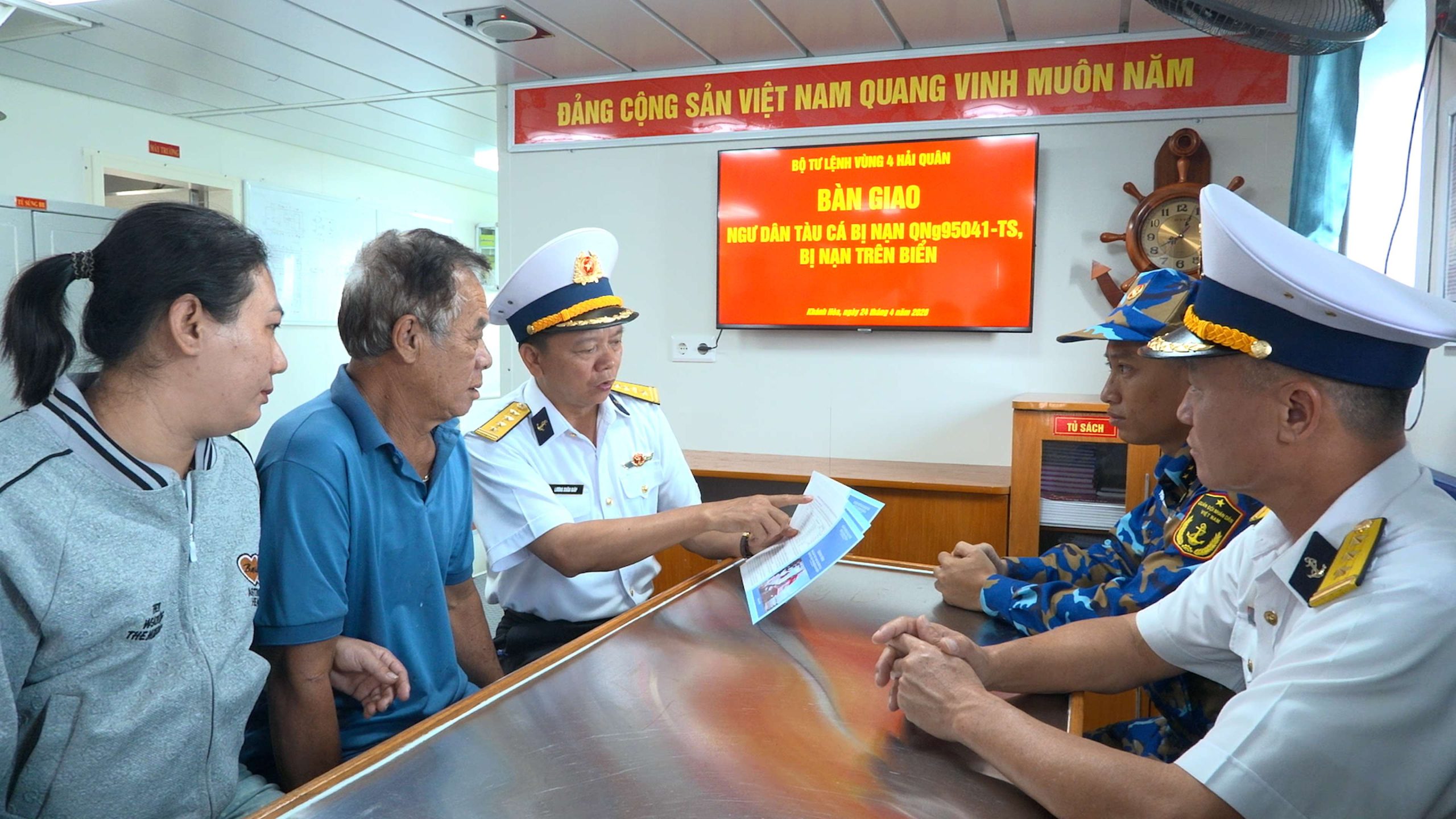 Vùng 4 Hải quân bàn giao ngư dân được cứu chữa tại đảo Song Tử Tây cho gia đình
