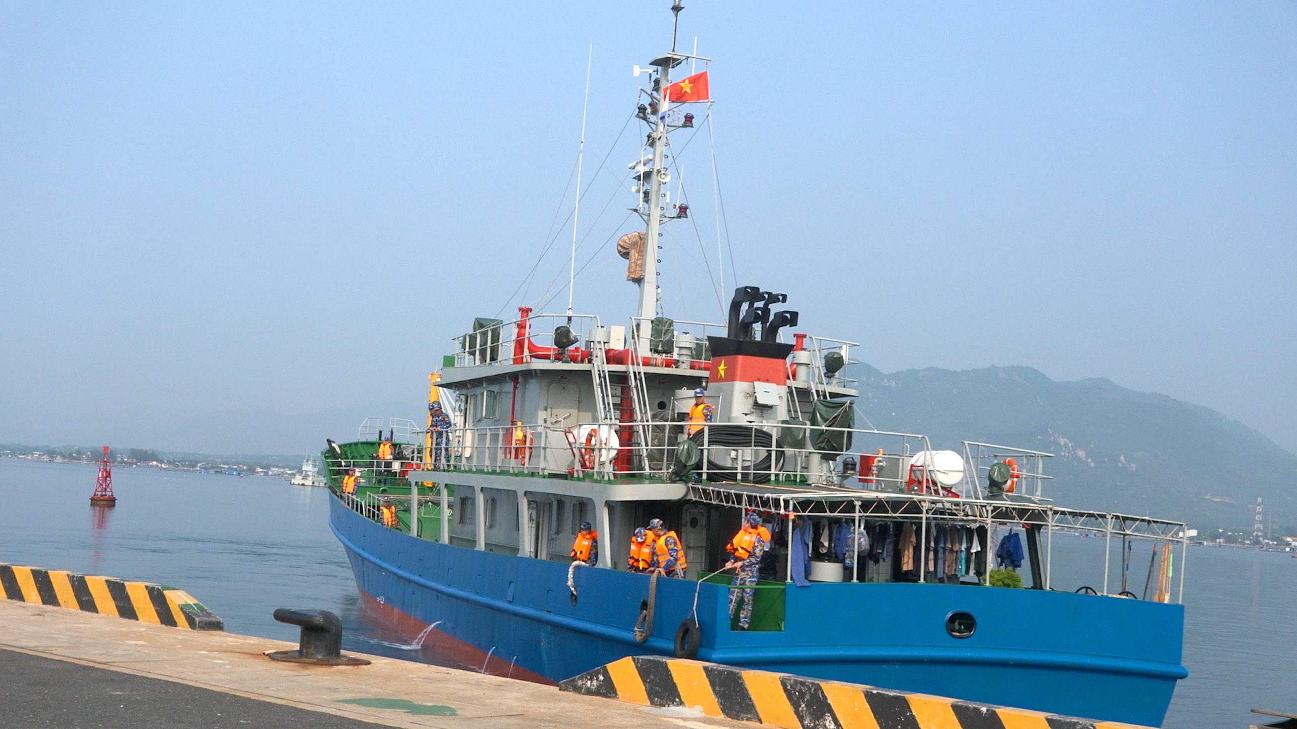 Vùng 4 Hải quân bàn giao ngư dân được cứu chữa tại đảo Song Tử Tây cho gia đình