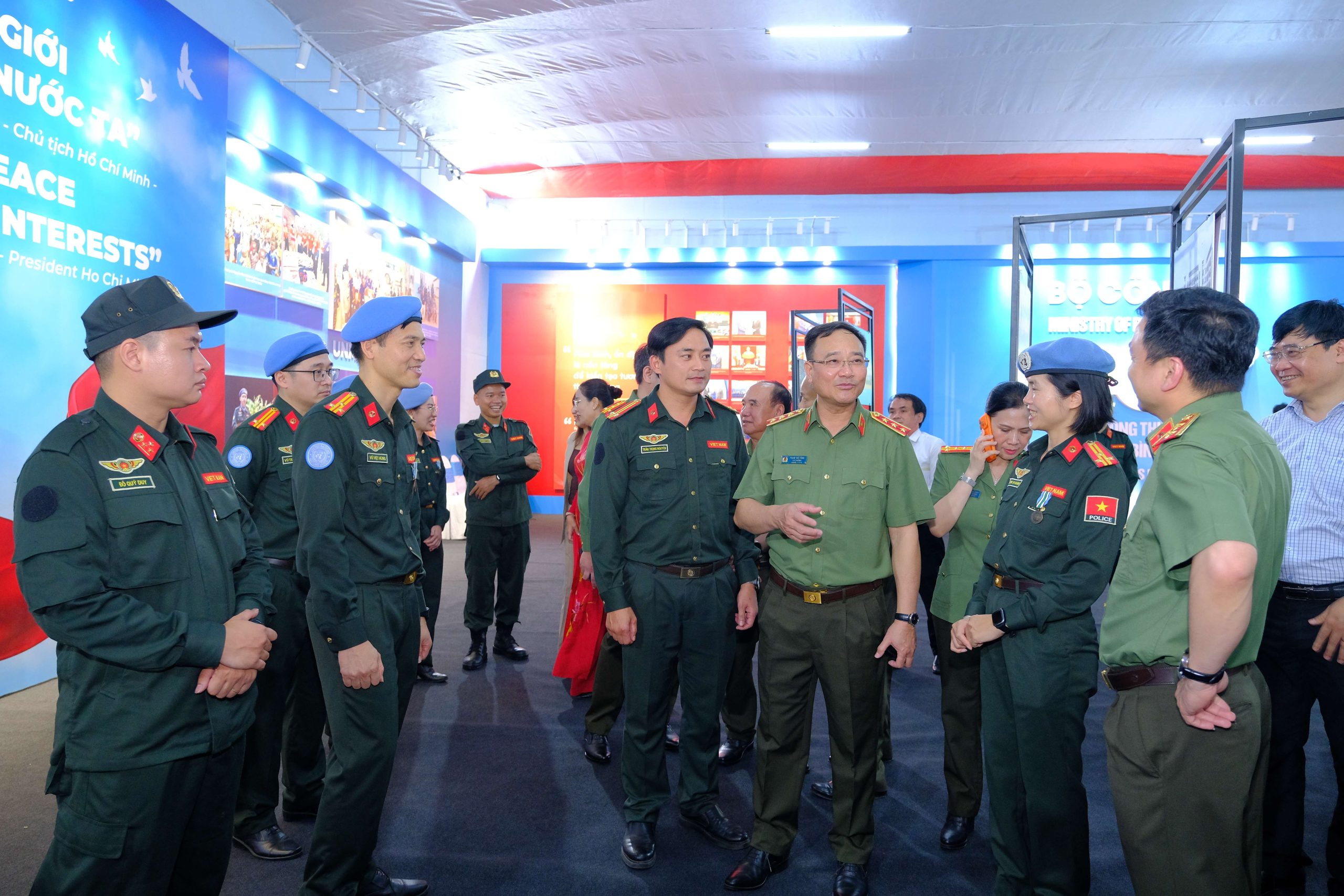 Hình ảnh lực lượng gìn giữ hòa bình Bộ Công An tạo ấn tượng tại chuỗi sự kiện“ Tổ quốc bình yên”