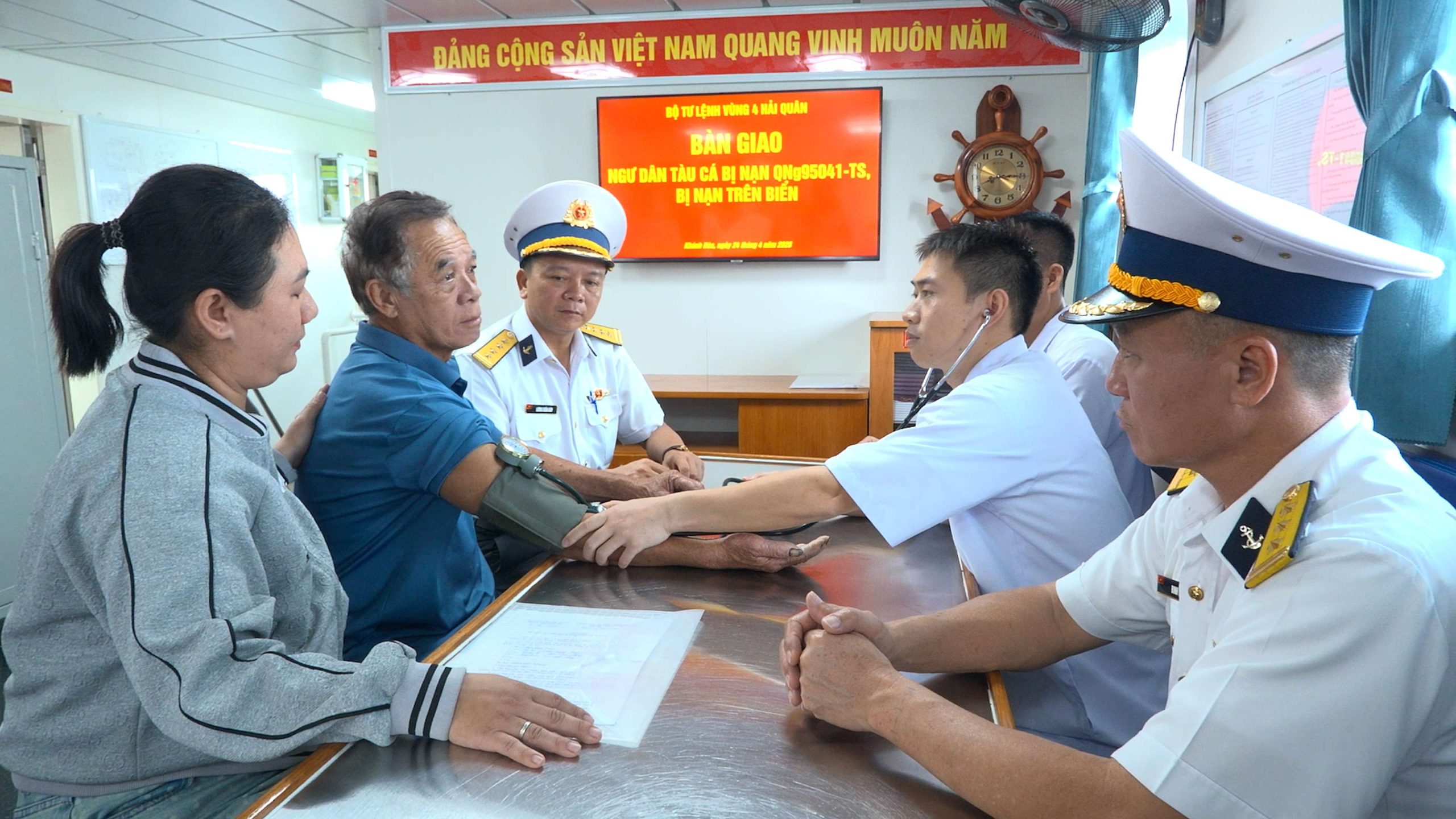 Vùng 4 Hải quân bàn giao ngư dân được cứu chữa tại đảo Song Tử Tây cho gia đình