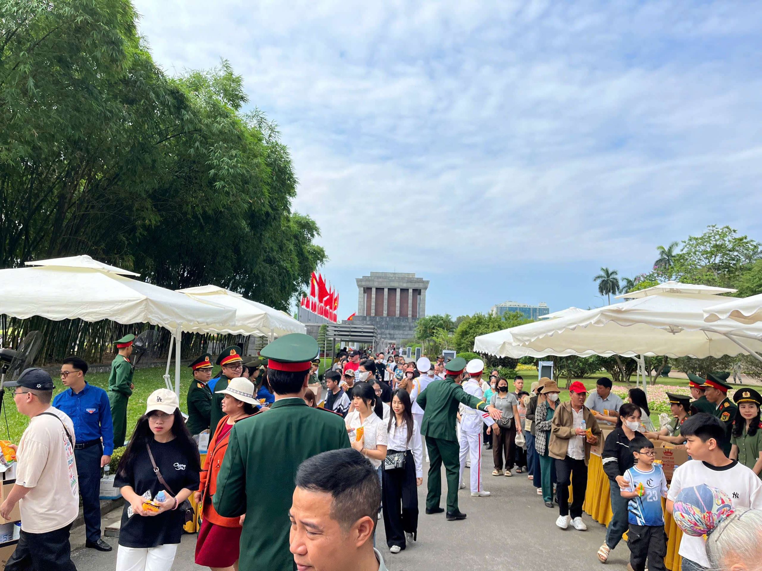 Hà Nội: hỗ trợ 45.000 suất quà tới người dân đến viếng Lăng Bác