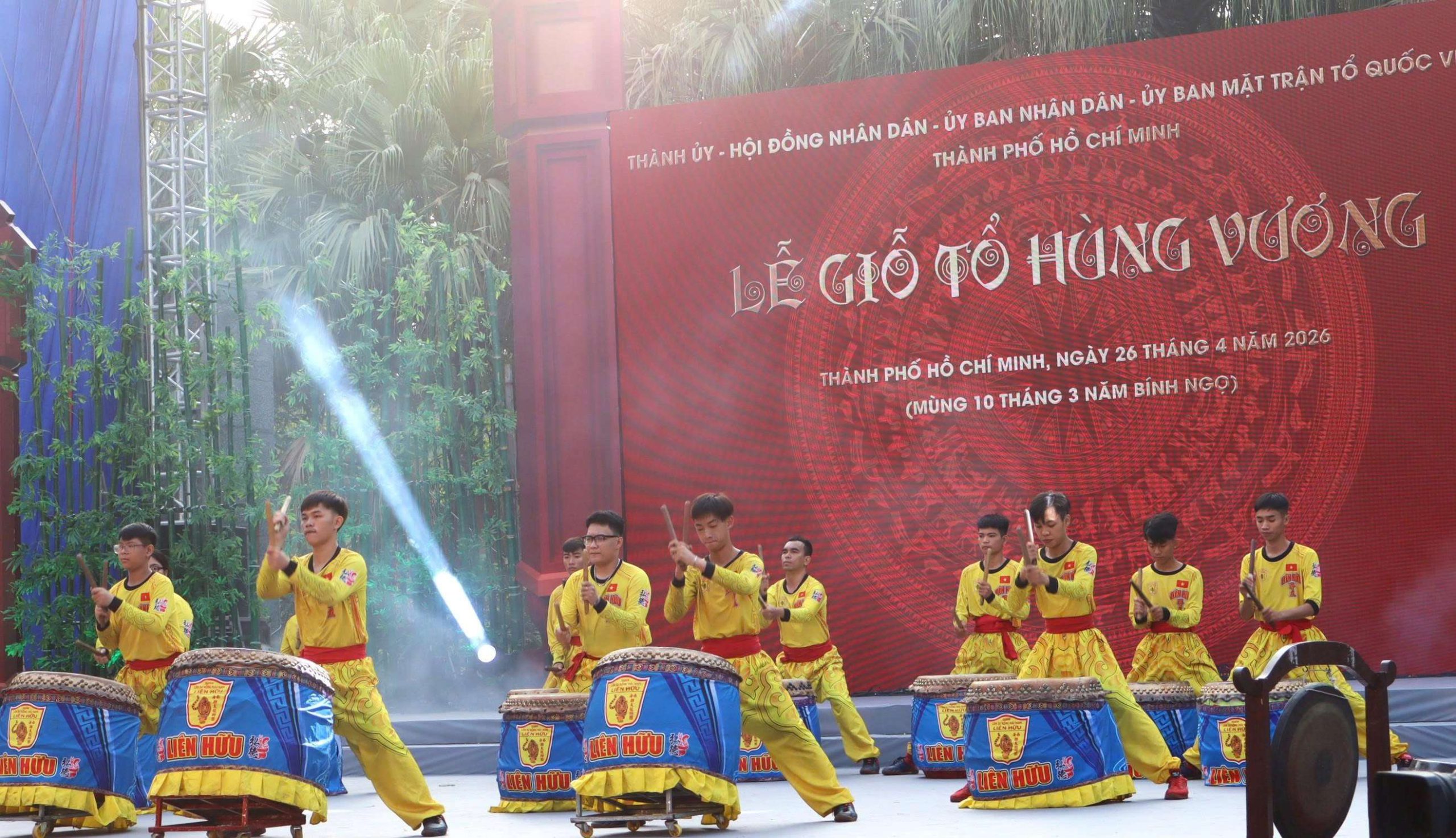 Chính quyền TP. HCM cùng người dân đồng lòng hướng về ngày Quốc tổ