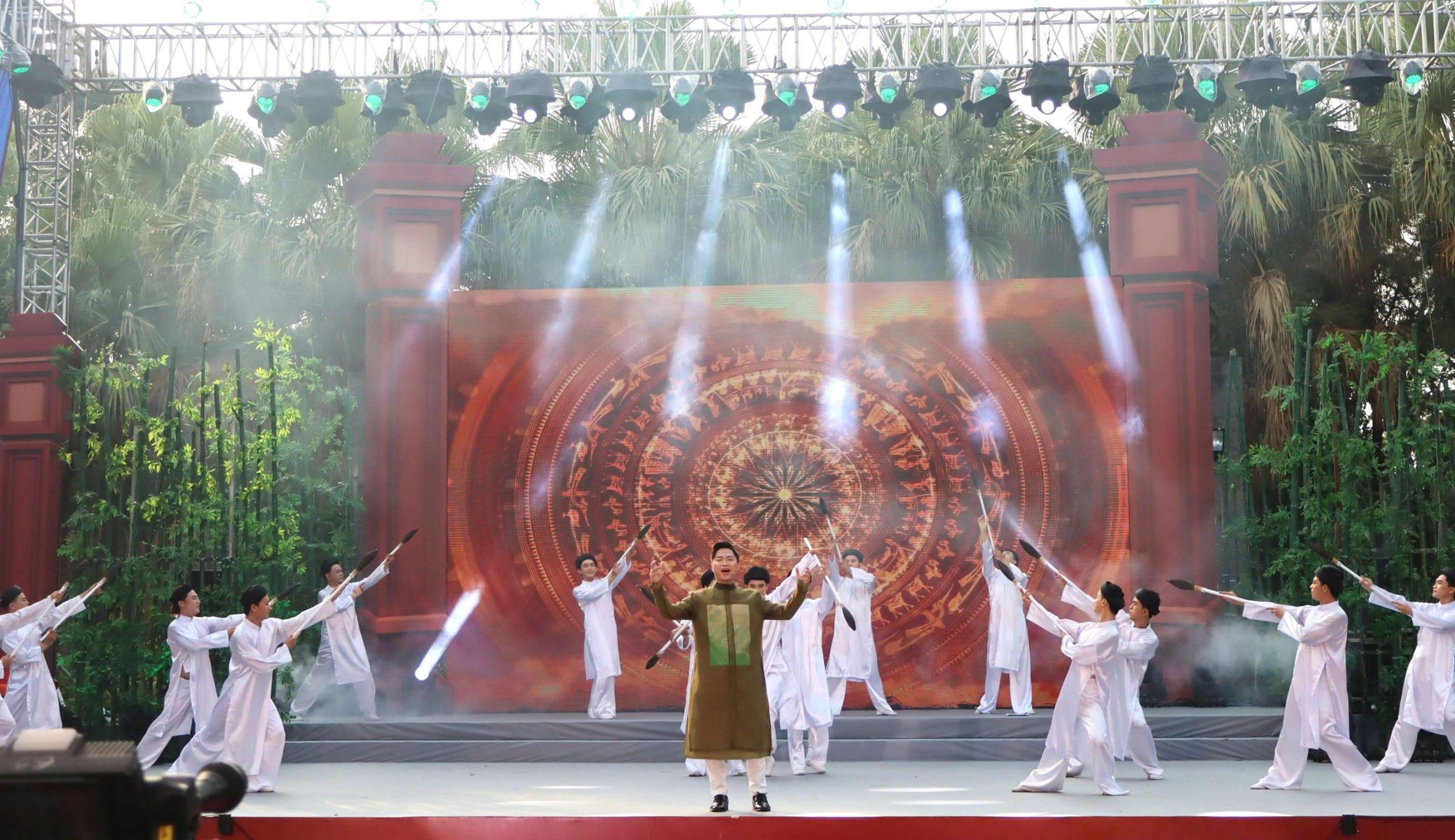 Chính quyền TP. HCM cùng người dân đồng lòng hướng về ngày Quốc tổ