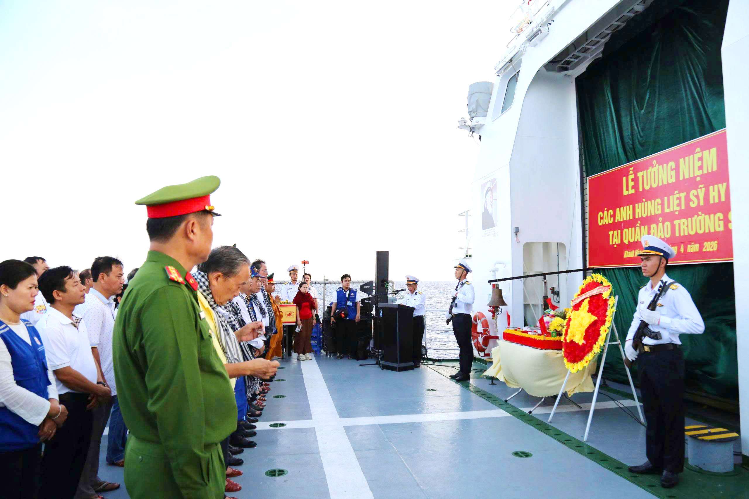 Đoàn công tác số 12 khép lại hành trình nghĩa tình nơi đầu sóng