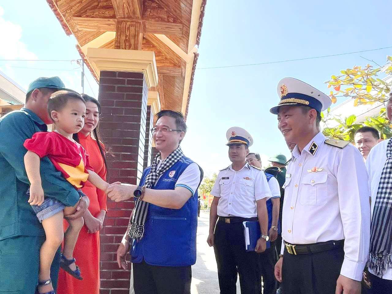 Đoàn công tác số 12 khép lại hành trình nghĩa tình nơi đầu sóng