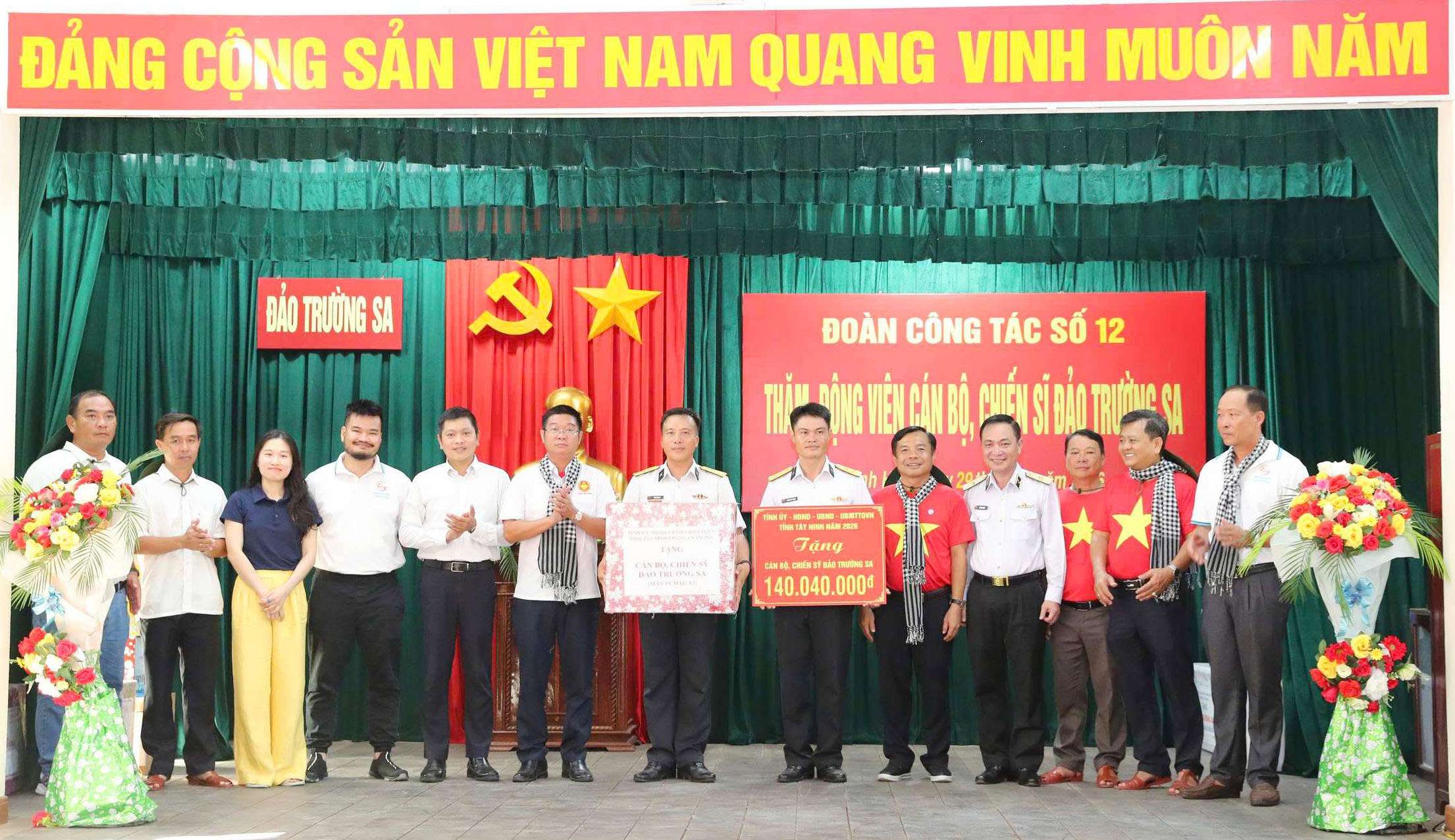 Đoàn công tác số 12 khép lại hành trình nghĩa tình nơi đầu sóng