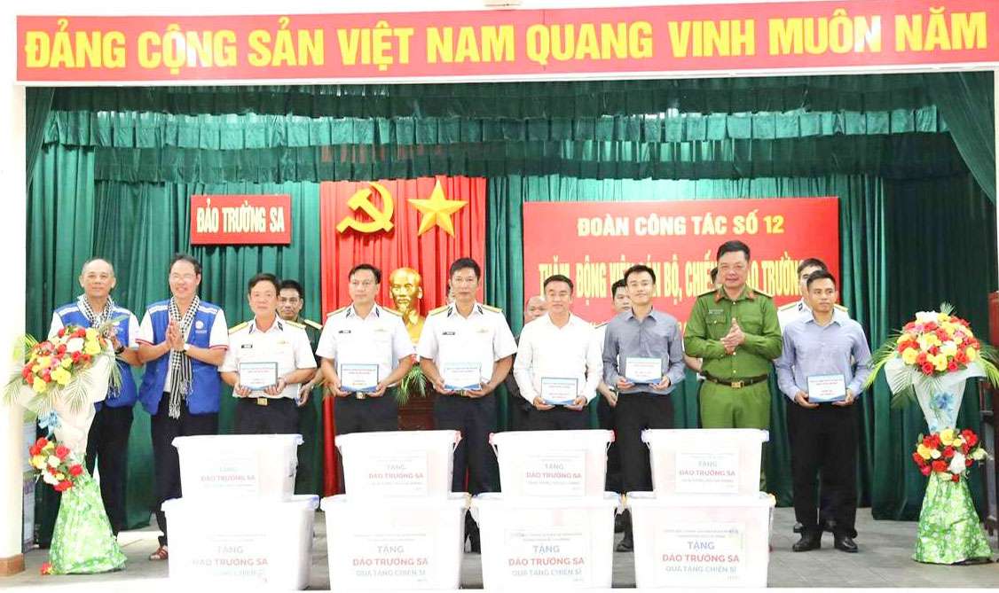 Đoàn công tác số 12 khép lại hành trình nghĩa tình nơi đầu sóng