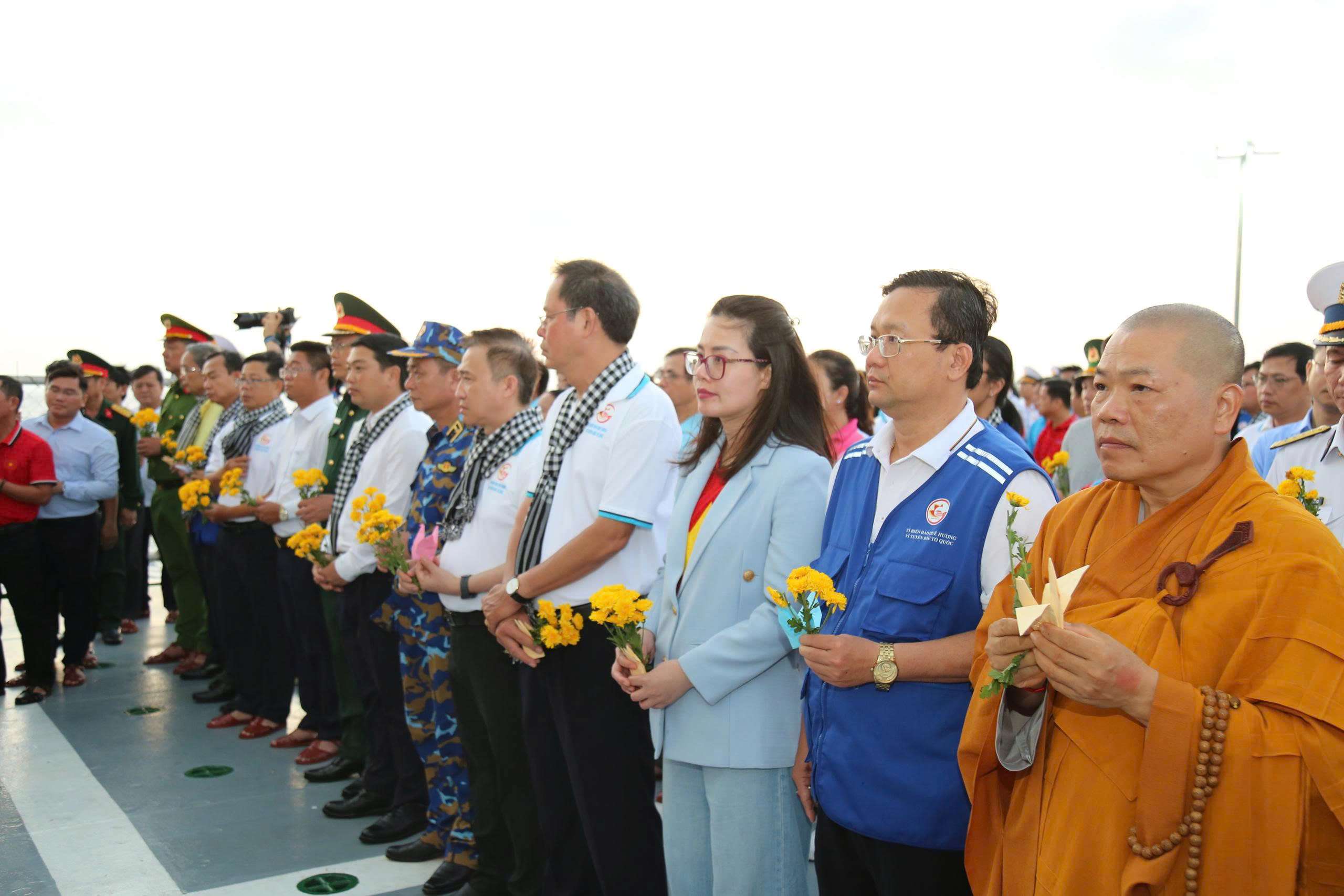 Đoàn công tác số 12 khép lại hành trình nghĩa tình nơi đầu sóng