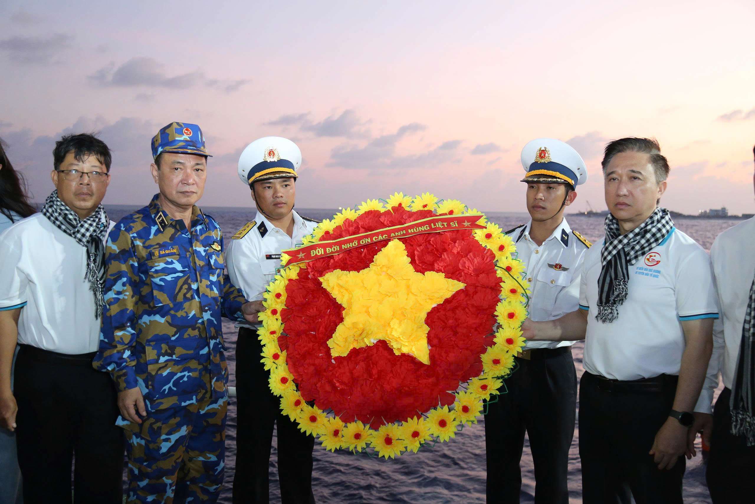 Đoàn công tác số 12 khép lại hành trình nghĩa tình nơi đầu sóng