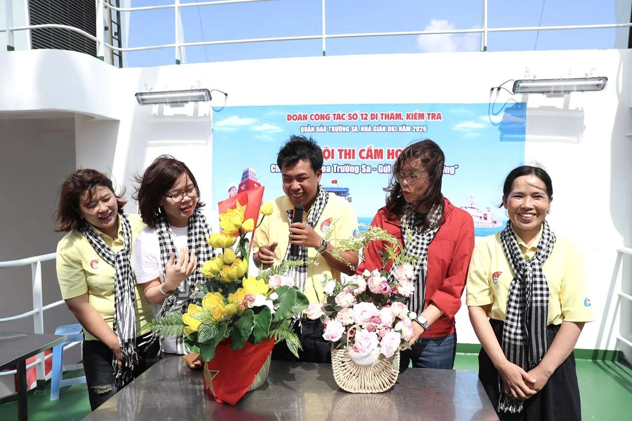 Đoàn công tác số 12 khép lại hành trình nghĩa tình nơi đầu sóng